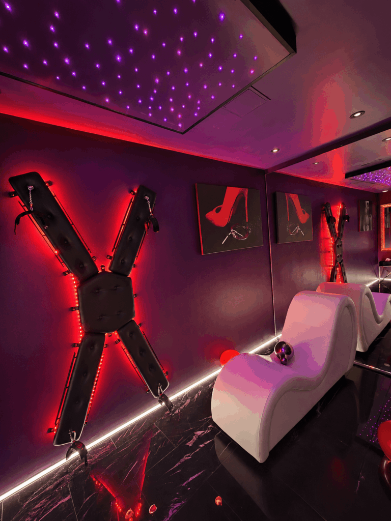Pièce Secrète LVRX avec fauteuil, croix murale et plafond étoilé