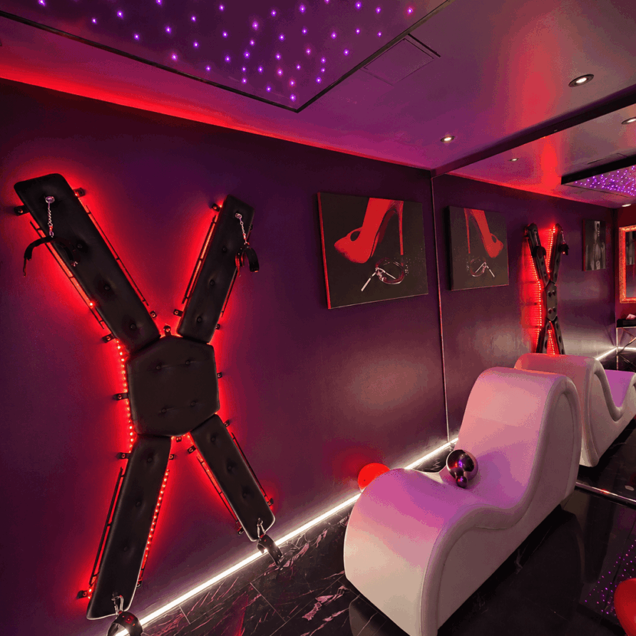 Pièce Secrète LVRX avec fauteuil, croix murale et plafond étoilé