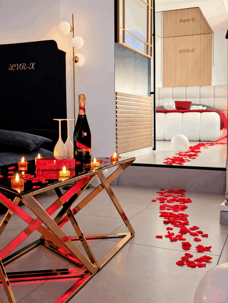Décoration Évasion Amoureuse LVRX avec pétales rouges et mobilier doré