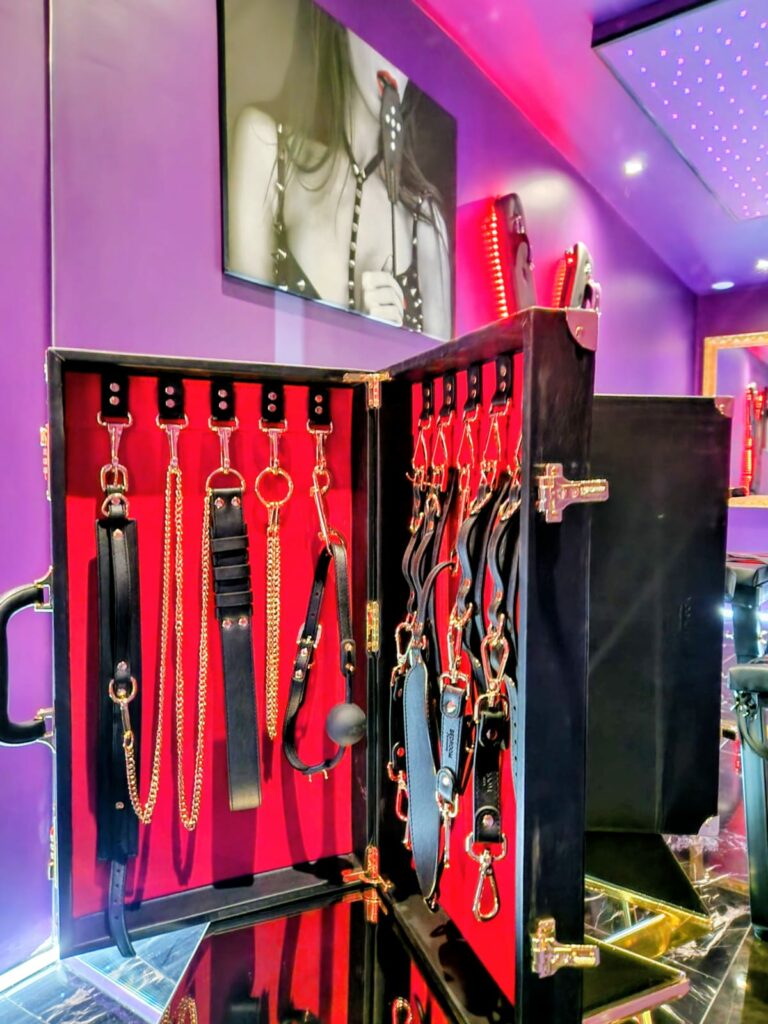 Coffret Signature LVRX ouvert avec accessoires et intérieur rouge